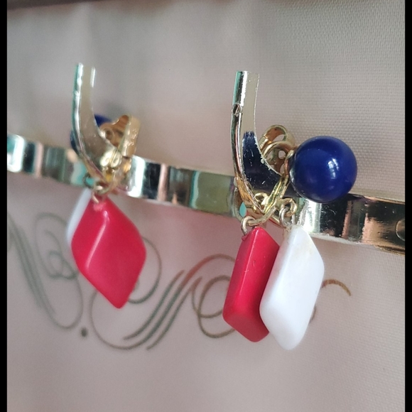 Trifari Jewelry - TRIFARI Vintage Clip on Earrings-🇺🇸🇺🇲🇺